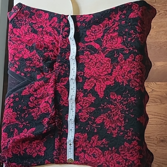 Pretty lace top with cap sleeves - Picture 8 of 9